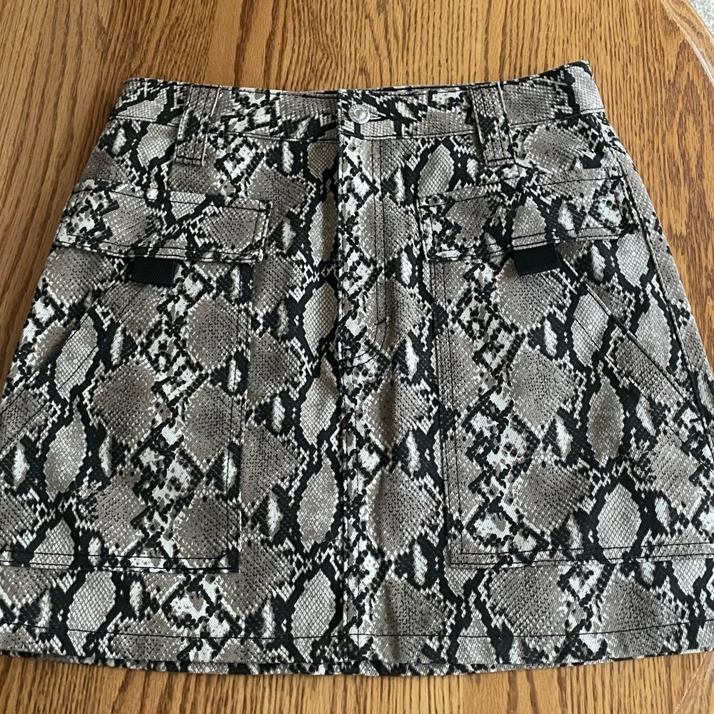 TopShop Women’s Snake python Print Mini Skirt Size 6 Animal Print Fall Fashion